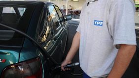 YPF bajó el precio de sus naftas en plena caída del consumo