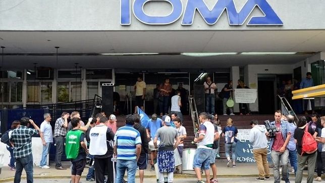 proliferan los conflictos en torno al ioma: reclamos de medicos y anestesistas