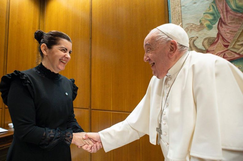 Mariel Fernández y el papa Francisco.