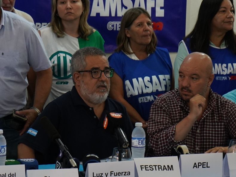 José Testoni, secretario general de la CTA Santa Fe, junto a Rodrigo Alonso, secretario general de Amsafe.