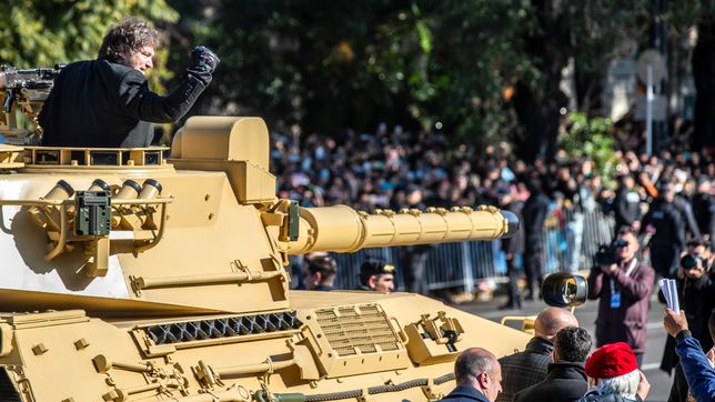 Javier Milei en un tanque durante un desfile por el 9 de Julio.&nbsp;