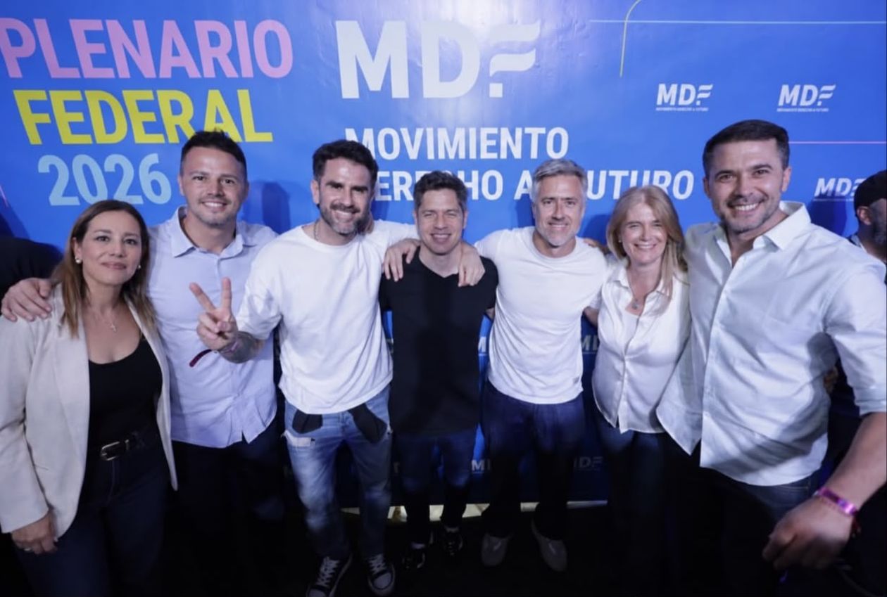El diputado provincial Espartaco Marín junto a Axel Kicillof: fue el dirigente de La Pampa de más alto perfil presente en el acto.