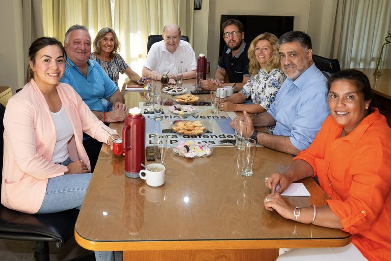 Carlos Verna, en la cabecera, y el núcleo duro de su ultravernismo en la Legislatura de La Pampa: Noelia Sosa, Daniel Lovera, Alicia Mayoral, Hernán Pérez Araujo, Silvia Larreta, Juan Barrionuevo y Caro Giussi.