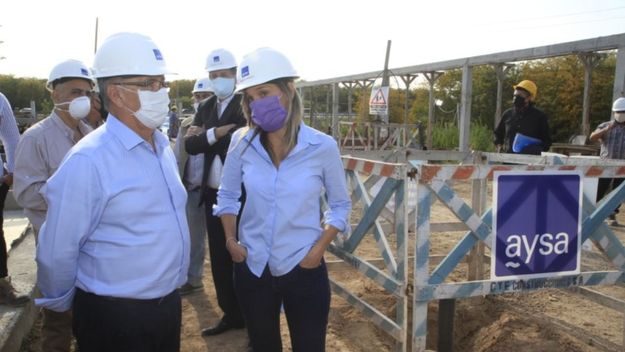 Malena Galmarini recorrió obras en Ituzaingó y firmó convenio con Descalzo