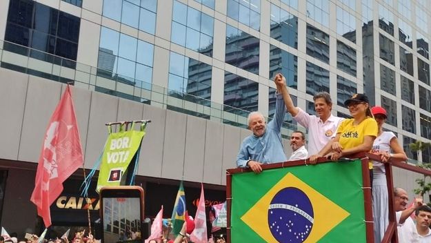Lula cerró con un carnaval y espera confiado el ballotage