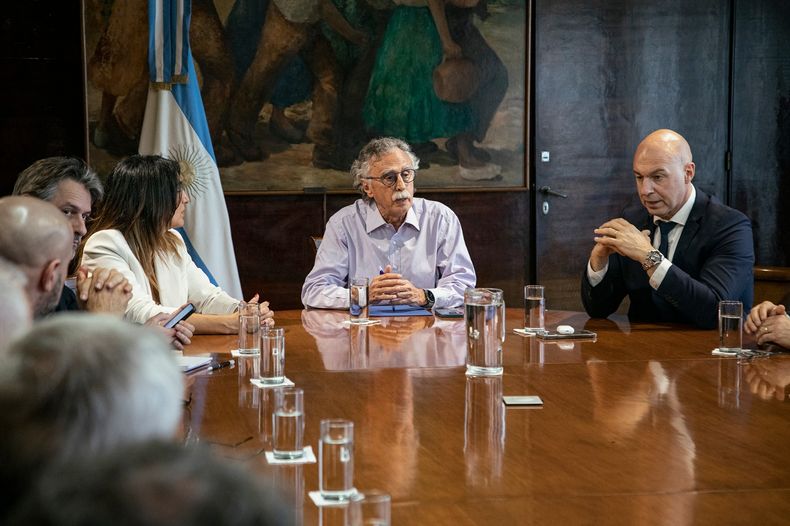 Mario Lugones en reunión con organismos descentralizados de la cartera sanitaria y el PAMI. Mario Lugones en reunión con organismos descentralizados de la cartera sanitaria y el PAMI.