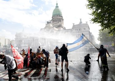 Incidentes frente al Congreso en la marcha contra la reforma laboral.