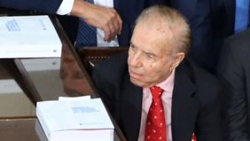 Menem sigue en terapia intensiva por una neumonía bilateral severa