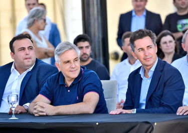 El intendente Gianfranco Luchessi, Martín Llaryora y Manuel Calvo en las Higueras, en una de las recorridas del gobernador por el interior.&nbsp;