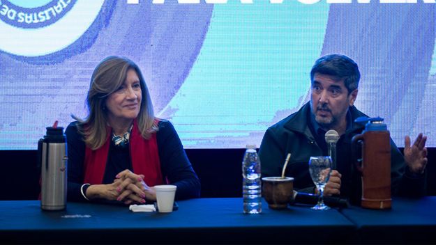 Rosario Romero y Adrian Fuertes, en un encuentro de intendentes.