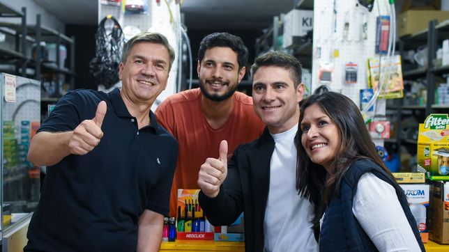 Leandro Zdero, gobernador de Chaco y jefe de  la campaña: pulgar arriba como Milei junto a Julio Ferro y Susana Maggio, sus postulantes para la Legislatura.