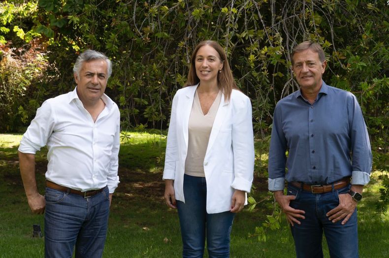María Eugenia Vidal con Rodolfo Suárez y Alfredo Cornejo