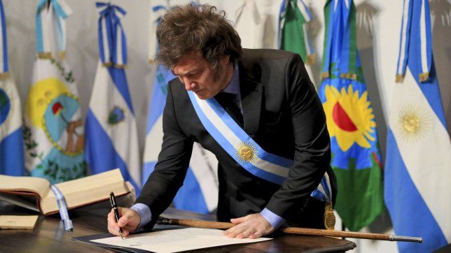 Javier Milei firma el Pacto de Mayo en Tucumán.