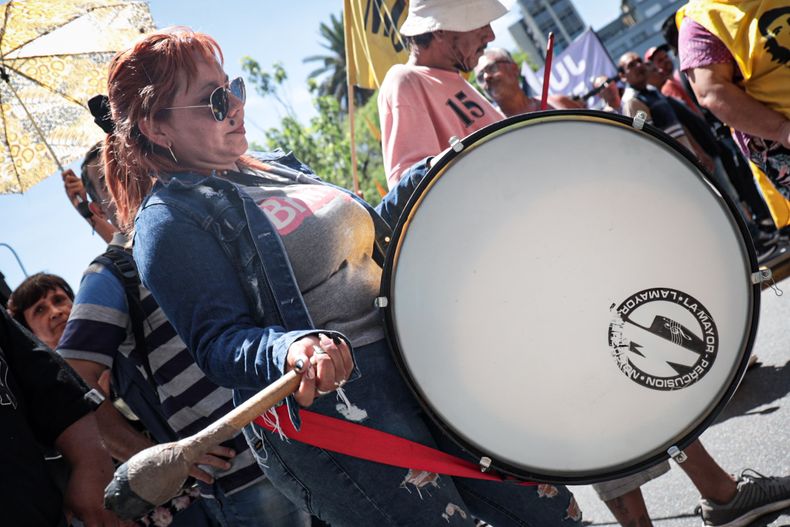 Manifestantes de la CGT marcharon hacie el Congreso contra el decretazo de Milei