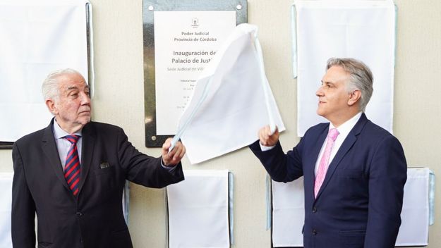 Archivo: Luis Angulo y Martín Llaryora, durante la inauguración del edificio de Tribunales en Villa Carlos Paz