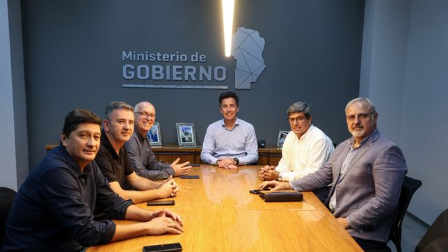 Manuel Calvo junto a intendentes de la UCR 