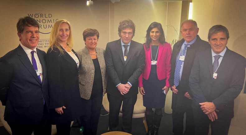 Nicolás Posse, Karina Milei, Kristalina Georgieva, Javier Milei, Gita Gopinath, Gerardo Werthein y Toto Caputo (Foto: Captura de la cuenta @OPRArgentina)