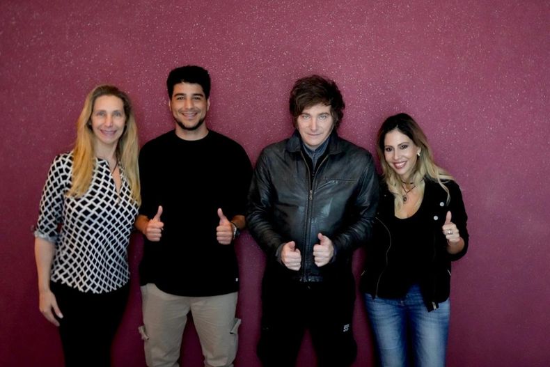 Pellegrini junto a Javier y Karina Milei, y Romina Diez.