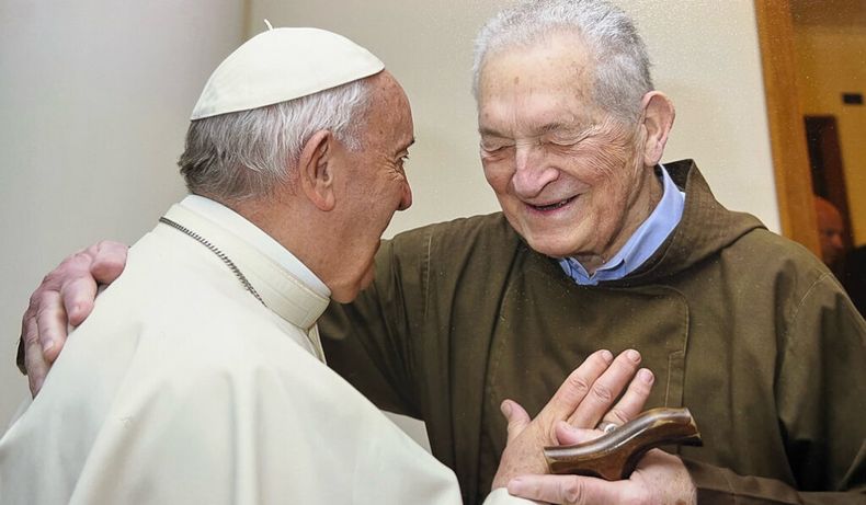 El Papa con su confesor y futuro cardenal Luis Dri.