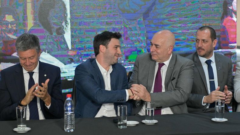 El gobernador Ignacio Torres junto al ex Director Nacional Electoral, Alejandro Tullio, tras la aprobación del primer Código Electoral de Chubut que reunió a casi todas las fuerzas política provinciales.&nbsp;