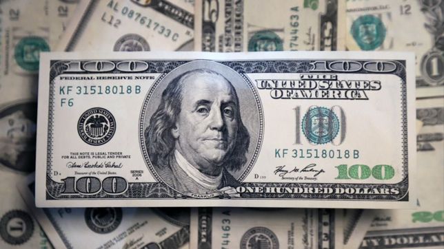 el dolar blue empezo la semana en alza y cerro a $474