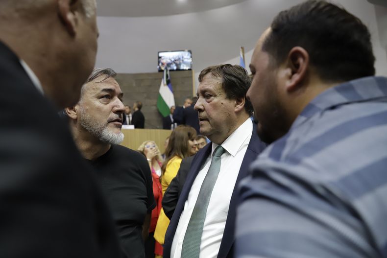 Alberto Weretilneck, gobernador de Río Negro, acompañado del secretario general de ATE nacional Rodolfo Aguiar. La Patagonia se planta contra el ajuste libertario.