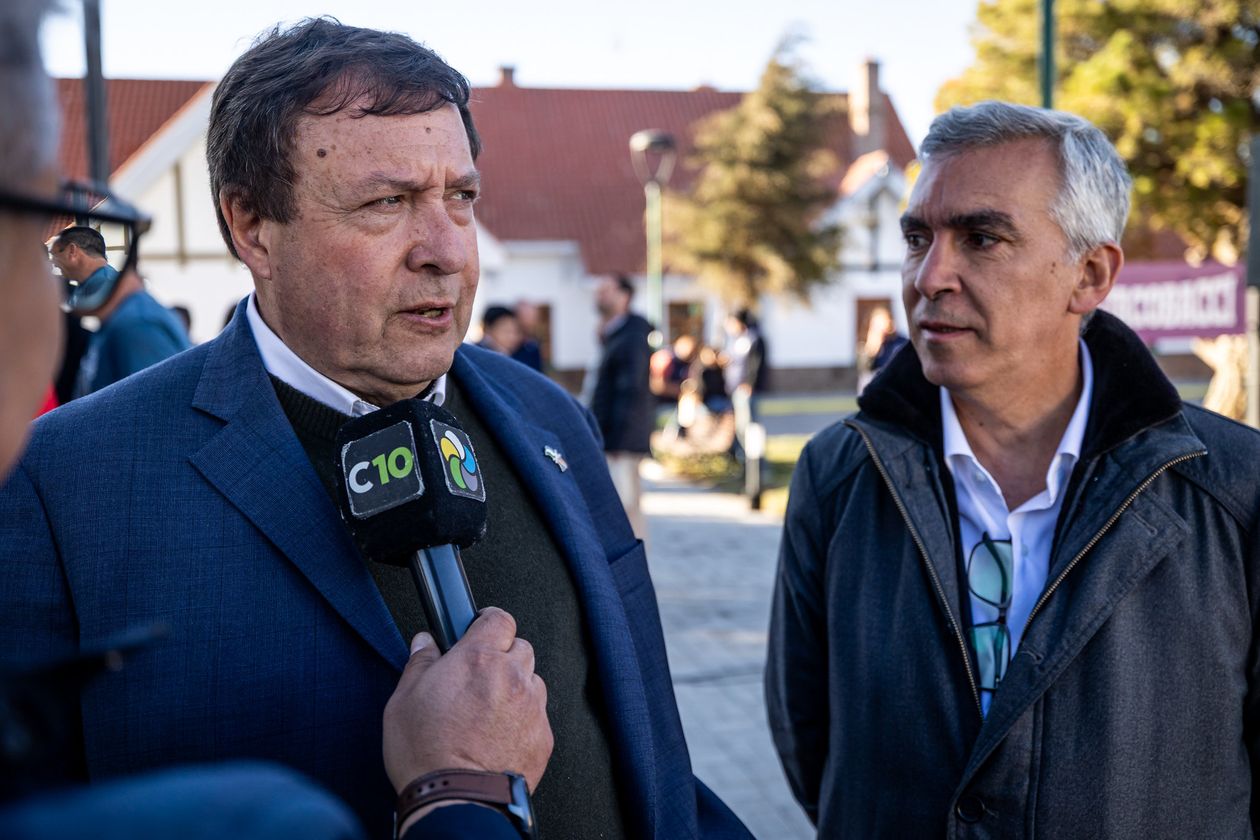 Alberto Weretilneck enfrenta la tormenta electoral en Río Negro con sus leales.