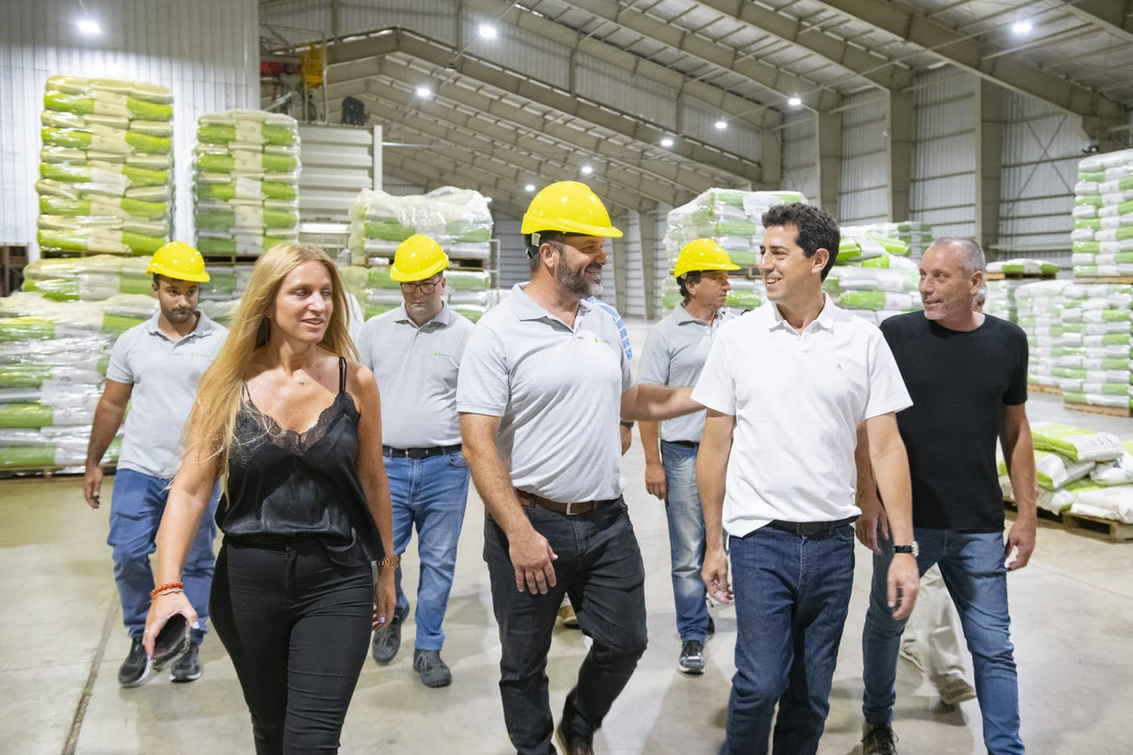 Florencia Carignano de La Cámpora Fe junto a Wado de Pedro.