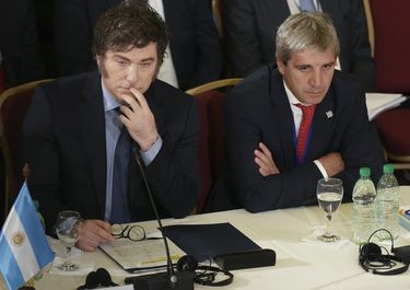 Javier Milei y Toto Caputo ante las dudas de los mercados