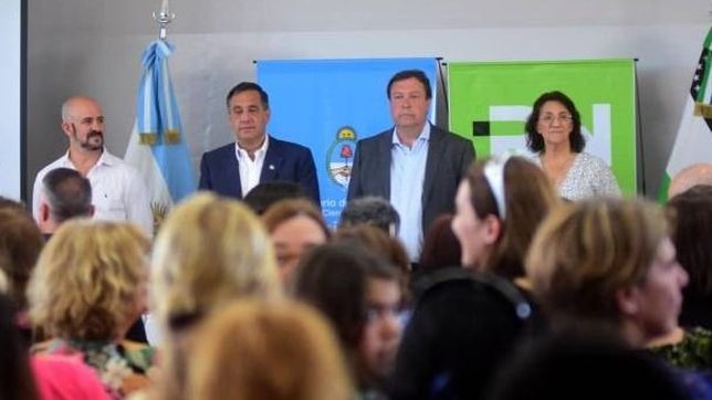 escracharon al ministro finocchiaro en rio negro