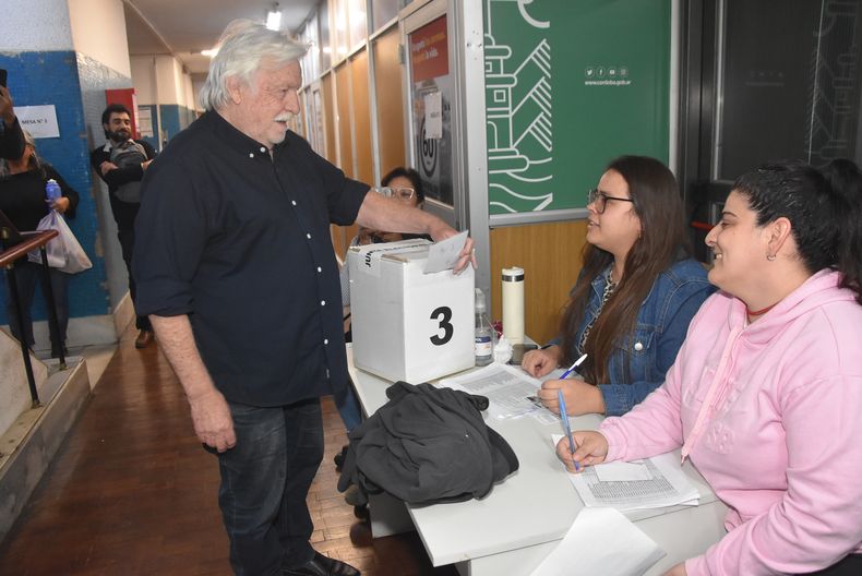 Rubén Daniele logró un nuevo mandato en el Suoem y va por su cuarta década en el poder.