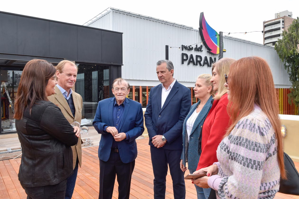 Rosario Romero, Gustavo Bordet, el empresario Lucio Di Santo y Bahl en la recorrida por el nuevo shopping de Paraná.
