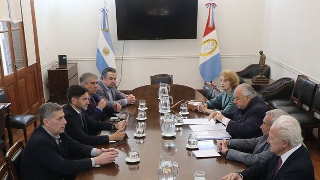 Maximiliano Pullaro y tres de sus ministros, en un áspero encuentro con la Corte Suprema de Santa Fe en septiembre de 2024.