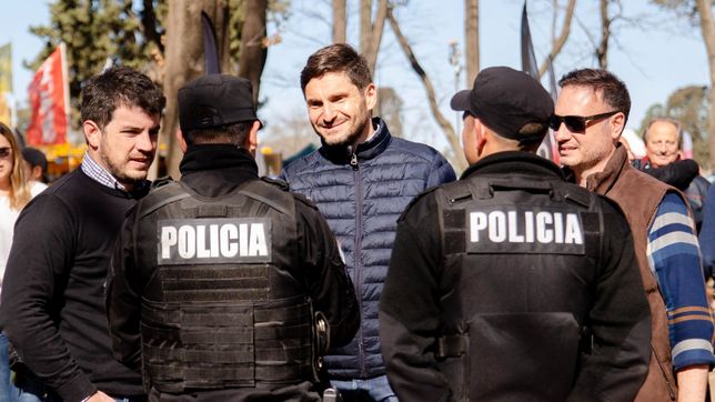 Maximiliano Pullaro, Leonel Chiarella y Lisandro Enrico, charlando con dos policías.