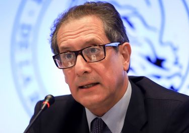 Cepo, torniquete y tarjetazo: rige un nuevo dique a la salida de divisas