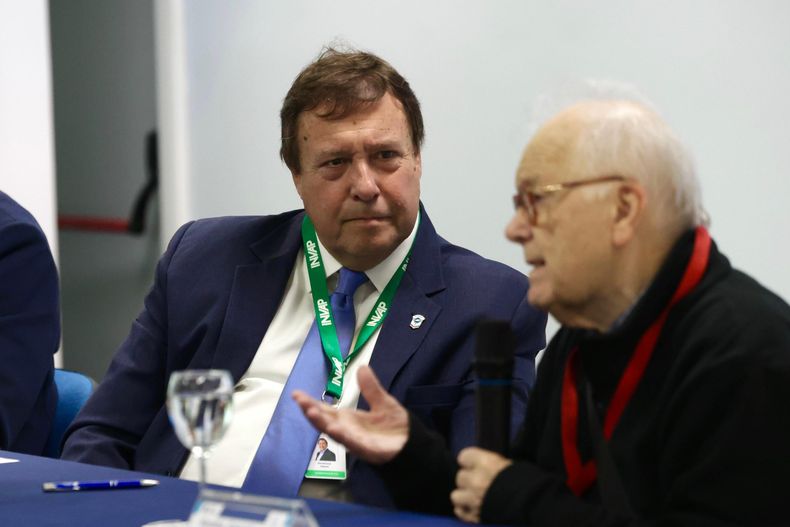 Alberto Weretilneck planea expandir la planta estatal para contener intendentes y aliados.