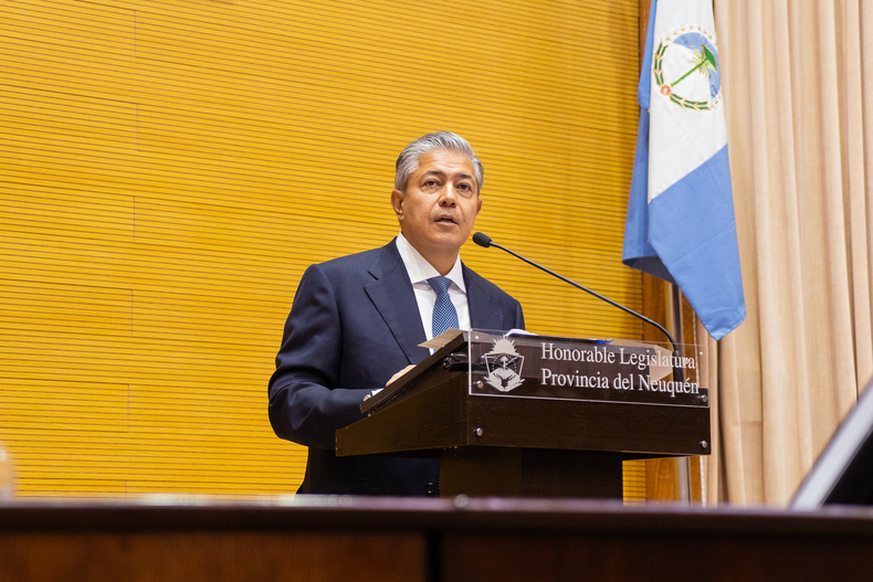 Rolando Figueroa espera que la Legislatura de Neuquén apruebe su proyecto para obras y solventar deuda.