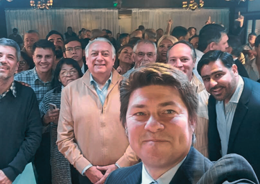La selfie de Lisandro Almirón con los referentes de la oposición en la Corrientes.&nbsp;