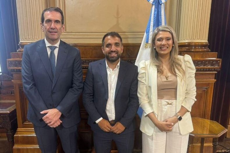 Torres mantiene un vóinculo estrecho con la senadora neuquina Nadia Márquez, de quien es asesor en la cámara alta.