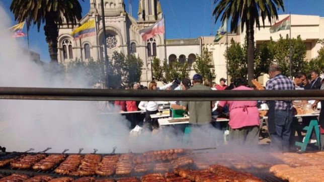 tinelli reparte choripanes en bolivar mientras vela armas en la guerra con macri