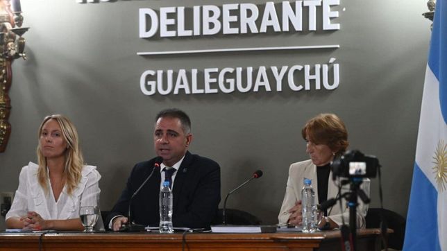 Mauricio Davico junto a Julieta Carrazza (UCR) (a la izquierda).