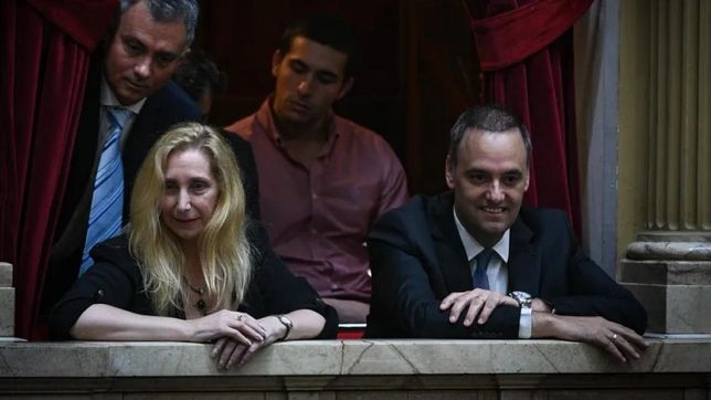 Karina Milei, junto a Manuel Adorni y Sebastián Pareja. 