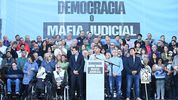 la foto incompleta, el dato saliente del clamor por cfk en tribunales