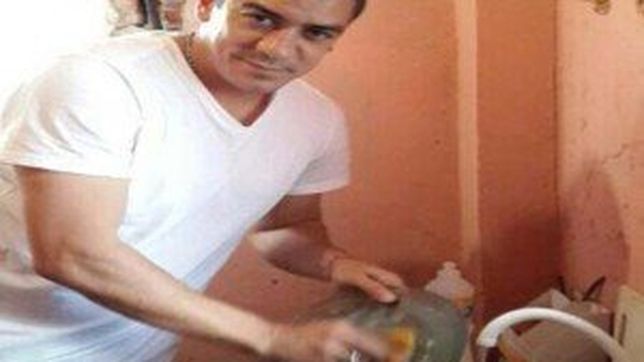 lo mandaron a lavar los platos al sapito