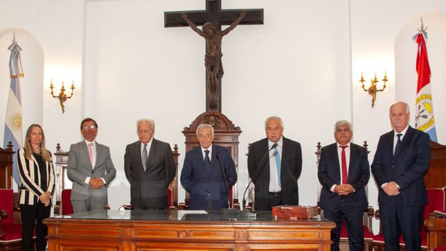 La Corte Suprema de Santa Fe completa. Los 7 de izquierda a derecha. Margarita Zabalza, Daniel Erbetta, Eduardo Spuler, Roberto Falistocco, Rafael Gutiérrez, Jorge Baclini y Ruben Weder.