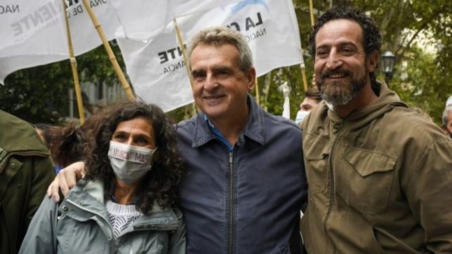 el albertismo muestra una carta en una tribuna que arma rossi