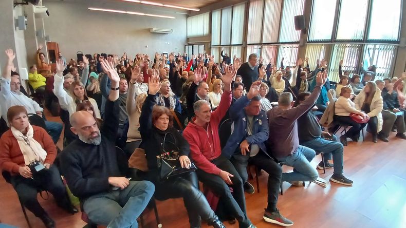 La asamblea docente aceptó la conciliación obligatoria y habrá clases este lunes.