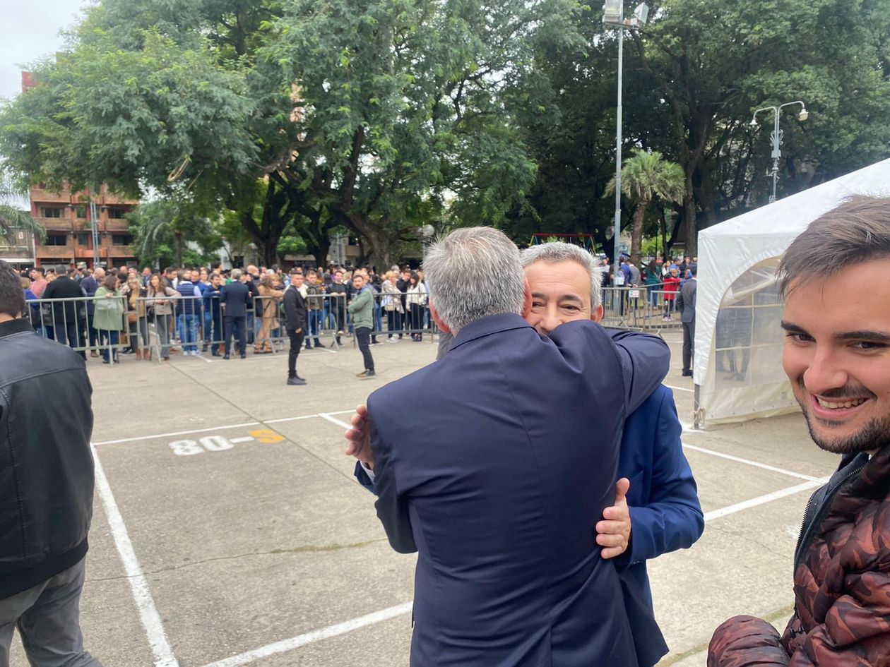 Abrazo Emilio Jatón y Pablo Javkin