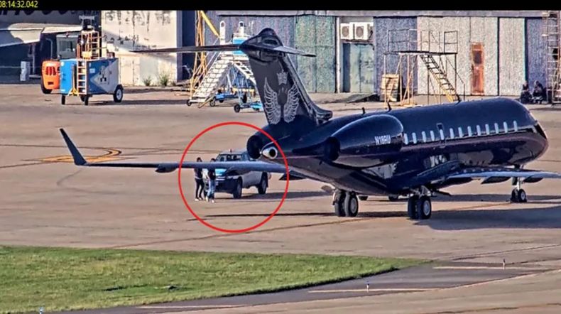 El avión de las valijas que esquivaron los controles de la Aduana de Javier Milei. El avión de las valijas que esquivaron los controles de la Aduana de Javier Milei.