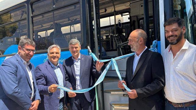 Daniel Passerini y Martín Llaryora en la presentación de colectivos comprados con créditos del Banco de Córdoba